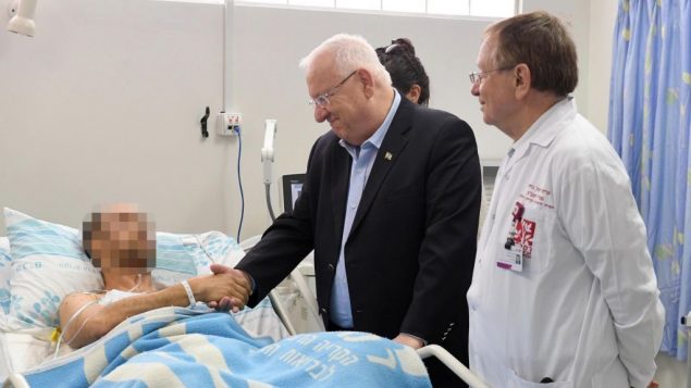 الرئيس رؤوفن ريفلين يزور طياري الجيش الإسرائيلي اللذان اصيبا في اسقاط طائرة اف-16 اسرائيلية خلال عودتها من سوريا، 11 فبراير 2018 (Mark Neiman/GPO)