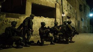 توضيحية: جنود إسرائيليون خلال عملية بحث عن منفذي الهجوم الذي أسفر عن مقتل الحاخام الإسائيي رازيئل شيفاح في قرية برقين شمال الضفة الغربية، 4 فبراير، 2018. (الناطق باسم الجيش الإسرائيلي)