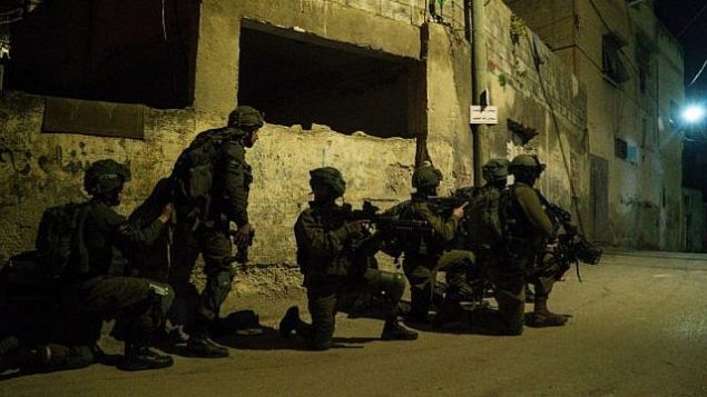 توضيحية: جنود إسرائيليون خلال عملية بحث عن منفذي الهجوم الذي أسفر عن مقتل الحاخام الإسائيي رازيئل شيفاح في قرية برقين شمال الضفة الغربية، 4 فبراير، 2018. (الناطق باسم الجيش الإسرائيلي)