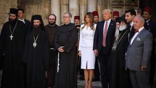 قادة الكنيسة يجتمعون حول الرئيس الأمريكي دونالد ترامب وزوجته ميلانيا في كنيسة القيامة في البلدة القديمة في القدس خلال زيارة ترامب إلى المدينة في 22 مايو 2017. يمكن رؤية البطريرك الأرثوذكسي اليوناني إلى يسار الرئيس. (Nati Shohat/Flash90)