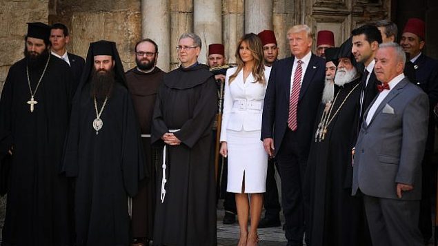 قادة الكنيسة يجتمعون حول الرئيس الأمريكي دونالد ترامب وزوجته ميلانيا في كنيسة القيامة في البلدة القديمة في القدس خلال زيارة ترامب إلى المدينة في 22 مايو 2017. يمكن رؤية البطريرك الأرثوذكسي اليوناني إلى يسار الرئيس. (Nati Shohat/Flash90)