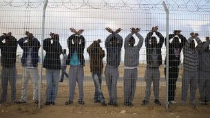 طالبي اللجوء يحتجون في مركز الاحتجاز حولوت في صحراء النقب الجنوبية في إسرائيل، 17 فبراير / شباط 2014. (Ilia Yefimovich/Getty Images