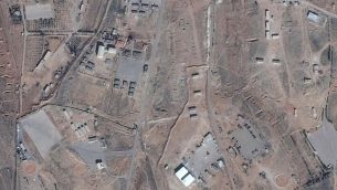 صورة لقاعدة إيرانية مزعومة في سوريا، بالإمكان رؤية الحظائرة البيضاء في أسفل الصورة. (Google Maps)