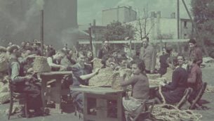 السجناء اليهود في غيتو لودز في بولندا المحتلة على يد النازيين يصنعون السلال . (United States Holocaust Memorial Museum)