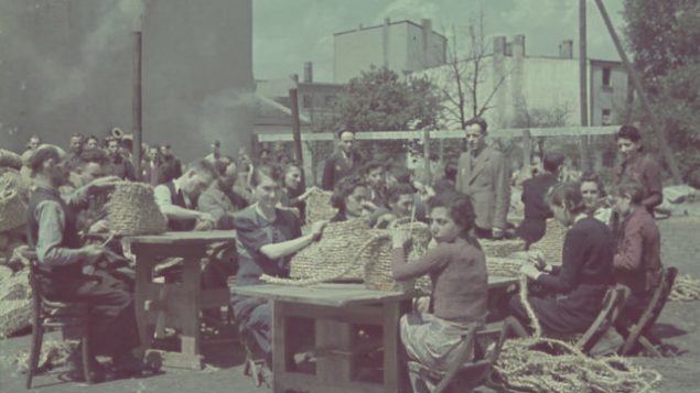 السجناء اليهود في غيتو لودز في بولندا المحتلة على يد النازيين يصنعون السلال . (United States Holocaust Memorial Museum)