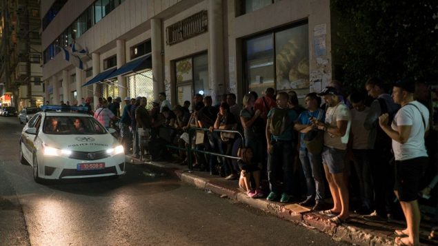 طالبو لجوء افريقيين ينتظرون خارج مكاتب سلطة الهجرة في تل ابيب، 29 سبتمبر 2017 (Luke Tress/Times of Israel)