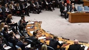 رئيس السلطة الفلسطينية محمود عباس (من اليمين) يتحدث أمام مجلس الأمن التابع للسلطة الفلسطينية، في 20 فبراير، 2018. (AFP Photo/Timothy A. Clary)