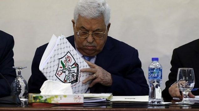 رئيس السلطة الفلسطينية محمود عباس يحضر لقاء للمجلس الثوري لحركة فتح في رام الله، 1 مارس 2018 (AFP Photo/Abbas Momani)