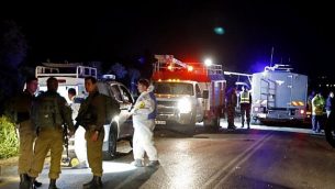 قوات الأمن الإسرائيلية وخبراء الطب الشرعي في موقع هجوم السيارة على الجنود الإسرائيليين بالقرب من مستوطنة ميفو دوتان في الضفة الغربية في 16 مارس، 2018. (AFP Photo / Jack Guez)