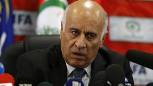 رئيس اتحاد كرة القدم الفلسطيني جبريل رجوب يعقد مؤتمرا صحفيا في 12 أكتوبر، 2016 في مدينة رام الله في الضفة الغربية.  (Abbas Momani/AFP)
