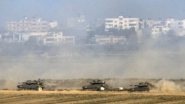 توضيحية: دبابات ’مركافا’ الإسرائيبلية تقصف قطاع غزة من داخل الأراضي الإسرائيلية في 20 يوليو، 2014. (AFP/JACK GUEZ)