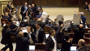 اعضاء كنيست من القائمة العربية المشتركة يرفعون لافتات عليها ’القدس عاصمة فلسطين’ خلال خطاب نائب الرئيس الامريكي مايك بنس في الكنيست، 22 يناير 2018 (AFP Photo/Pool/Ariel Schalit)
