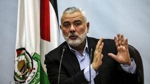 صورة من الأرشيف تم التقاطها في 23 يناير، 2018 لقائد حركة حماس، إسماعيل هنية، خلال إلقائه لخطاب في مدينة غزة. (Mahmud Hams/AFP)