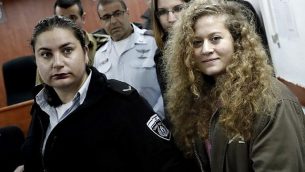 عهد التميمي تصل إلى بداية محاكمتها في المحكمة العسكرية في عوفر في الضفة الغربية في 13 فبراير / شباط 2018. (Thomas Coex/AFP)