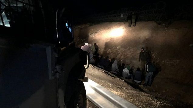 القوات الإسرائيلية تعتقل عشرات الفلسطينيين الذين دخلوا إسرائيل بصورة غير شرعية في جنوب القدس، 4 مارس، 2018. (الجيش الإسرائيلي) القوات الإسرائيلية تعتقل عشرات الفلسطينيين الذين دخلوا إسرائيل بصورة غير شرعية في جنوب القدس، 4 مارس، 2018. (الجيش الإسرائيلي)