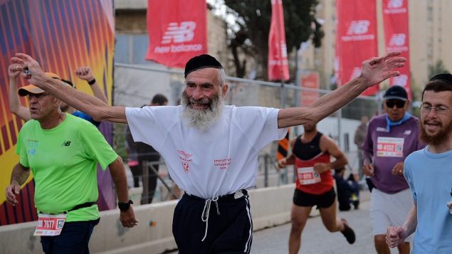 عداؤون يشاركون في ماراثون القدس الدولي، 9 مارس 2018 (Flash90 via Jerusalem municipality)