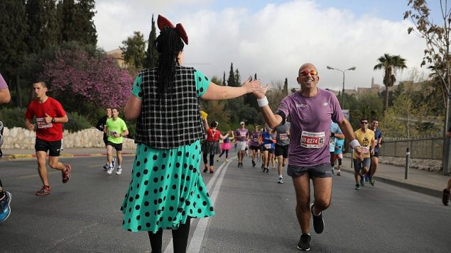 عداؤون يشاركون في ماراثون القدس الدولي، 9 مارس 2018 (Flash90 via Jerusalem municipality)