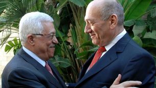 يجتمع رئيس الوزراء الإسرائيلي آنذاك، إيهود أولمرت، مع الرئيس الفلسطيني محمود عباس، في القدس، في 17 نوفمبر / تشرين الثاني 2008. (موشيه ميلنر GPO / Flash90)