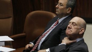 إيهود أولمرت (يمين) وإيهود براك في الكنيست في 30 مارس / آذار 2009.(Miriam Alster/Flash90)