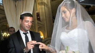 للتوضيح: زوجان يهوديان خلال مراسم حفل زفافهما في كنيس في باريس، فرنسا، 21 يوليو 2013. (Serge Attal/Flash90/via JTA)