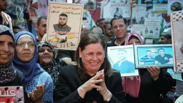 فدوى برغوثي، زوجة الاسير الفلسطيني مروان برغوثي، تحتفل مع نساء فلسطينيات في رام اللخ بعد انهاء الاسرى الفلسطينيين اضرابهم عن الطعام، 27 مايو 2017 (Flash90)