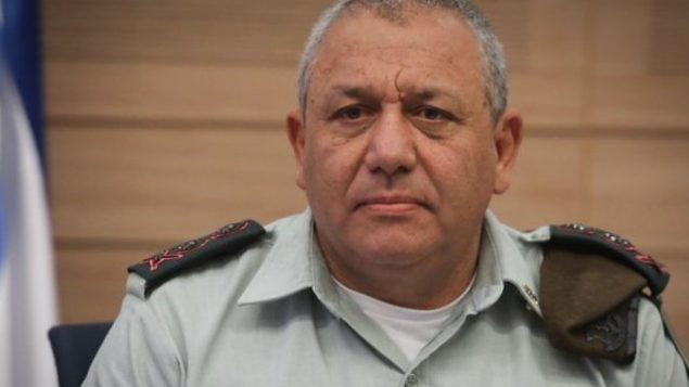 رئيس هيئة أركان الجيش الإسرائيلي غادي آيزنكوت خلال حديث أمام لجنة الشؤون الخارجية والدفاع في الكنيست، 5 يوليو، 2017. (Isaac Harari/Flash90)