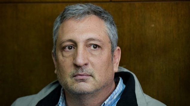 المستشار الإعلامي السابق لرئيس الوزراء نير حيفتس يصل إلى المحكمة للبت في طلب تمديد اعتقاله في القضية 4000 في المحكمة المركزية في تل أبيب، 22 فبراير، 2018. (Flash90) المستشار الإعلامي السابق لرئيس الوزراء نير حيفتس يصل إلى المحكمة للبت في طلب تمديد اعتقاله في القضية 4000 في المحكمة المركزية في تل أبيب، 22 فبراير، 2018. (Flash90)