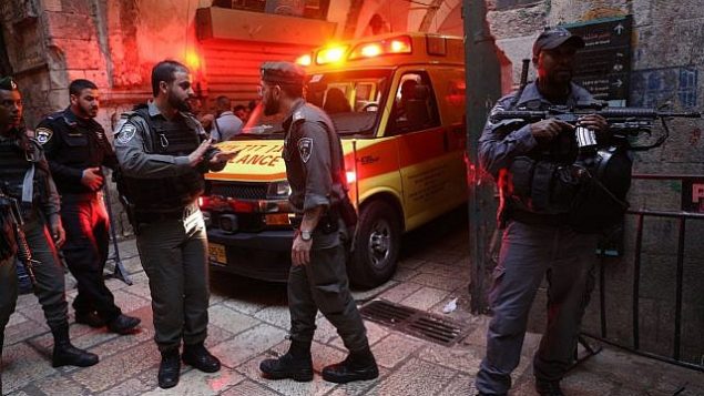 قوى الأمن في موقع هجوم طعن أصيب فيه حارس أمن بجروح بالغة الخطورة في البلدة القديمة في القدس، 18 مارس، 2018. (Yonatan Sindel/Flash90)