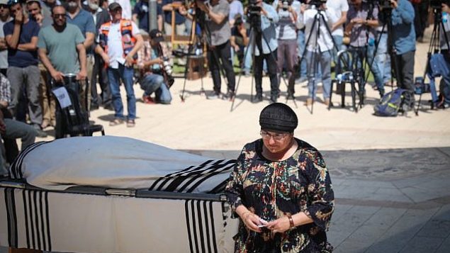 مشيعون يشاركون في جنازة عديئل كولمان في مستوطنة كوخاف هشاحر الواقعة في الضفة الغربية، 19 مارس، 2018. (Hadas Parush/Flash90)
