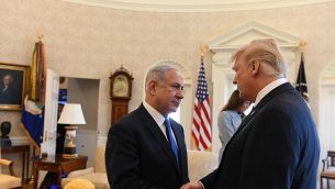 رئيس الوزراء بينيامين نتنياهو (من اليسار) والرئيس الأمريكي دونالد ترامب في المكتب البيضاوي في البيت الأبيض، 5 مارس، 2018. (Haim Tzach/GPO)