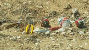 قنابل يدوية، سكاكين ومعدات وجدت بحوزة ثلاثة مشتبه بهم فلسطينيين دخلوا اسرائيل من قطاع غزة، 27 مارس 2018 (Israel Police)