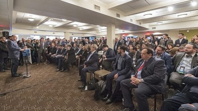 المئات من الشخصيات المشاركة في مؤتمر إيباك يشاركون في حدث نظمه مجلس يشع في العاصمة الأمريكية واشنطن لدعم الحركة الاستيطانية في 5 مارس، 2018. (Courtesy: Yesha Council)