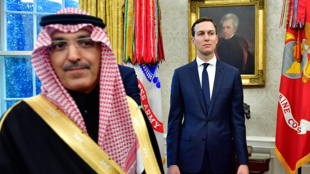 جاريد كوشنير الى جانب احد افراد البعثة السعودية الى البيت الابيض خلال لقاء بين الرئيس دونالد ترامب وولي العهد السعودي محمد بن سلمان، 20 مارس 2018 (Kevin Dietsch/Pool/Getty Images via JTA)