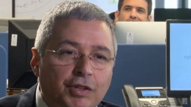 الرئيس التنفيذي لبنك هبوعليم أريك بينتو، في حديث مع مراسلة شبكة ’حداشوت’ الإخبارية، كيرن مرتسيانو، 26 مارس، 2018. ((Hadashot screenshot) الرئيس التنفيذي لبنك هبوعليم أريك بينتو، في حديث مع مراسلة شبكة ’حداشوت’ الإخبارية، كيرن مرتسيانو، 26 مارس، 2018. ((Hadashot screenshot)