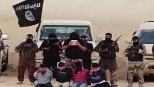 صورة للتوضيح: مقاتلون من تنظيم داعش  في شبه جزيرة سيناء يحتجون رهائن مصريين من  المسيحيين الأقباط. (Screen capture/YouTube)