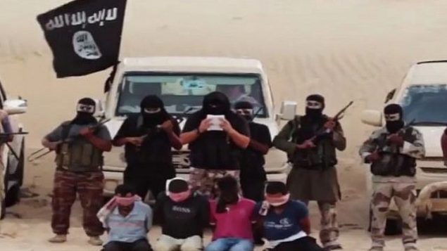 صورة للتوضيح: مقاتلون من تنظيم داعش  في شبه جزيرة سيناء يحتجون رهائن مصريين من  المسيحيين الأقباط. (Screen capture/YouTube)