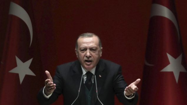 الرئيس التركي رجب طيب اردوغان خلال خطاب امام حزب العدالة والتنمية الحاكم في انقرة، 31 مارس 2018 (ADEM ALTAN/AFP)