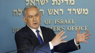 رئيس الوزراء بنيامين نتنياهو خلال مؤتمر صحفي في مكتبه في القدس، 2 ابريل 2018 (AFP PHOTO / Menahem KAHANA)