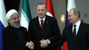 الرؤساء التركي رجب طيب اردوغان والروسي فلاديمير بوتين والايراني حسن روحاني قبل مشاورات في القصر الرئاسي في انقرة، 4 ابريل 2018 (TOLGA BOZOGLU / POOL / AFP)