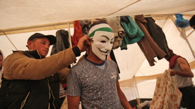 رجل فلسطيني يرتدي قناع تجهيزا لمظاهرات امام الحدود بين غزة واسرائيل بالقرب من خان يونس، شرقي مدينة غزة، 6 ابريل 2018 (SAID KHATIB / AFP)