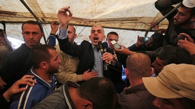 يحيى السنوار، زعيم جماعة حماس في قطاع غزة، يتحدث أثناء احتجاج شرق خان يونس في 6 أبريل 2018. (AFP PHOTO / SAID KHATIB) يحيى السنوار، زعيم جماعة حماس في قطاع غزة، يتحدث أثناء احتجاج شرق خان يونس في 6 أبريل 2018. (AFP PHOTO / SAID KHATIB)