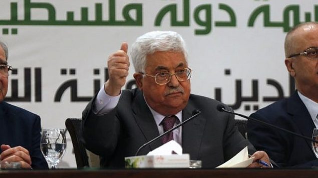 رئيس السلطة الفلسطينية محمود عباس يتحدث خلال مؤتمر صحفي حول القدس، في مدينة رام الله في الضفة الغربية، 11 أبريل، 2018. (AFP/Abbas Momani)