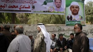 وصول مشيعون إلى بيت عزاء للأستاذ الجامعي والعضو في حركة حماس فادي محمد الطبش (35 عاما)، الذي  قُتل في وقت سابق من اليوم في ماليزيا، في جباليا شمال قطاع غزة، 21 أبريل، 2018. (AFP PHOTO / MAHMUD HAMS)