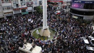 فلسطينيون يشاركون في مسيرة في 2 نوفمبر، 2017، في وسط مدينة رام الله في الضفة الغربية لإحياء الذكرى المئة ل’وعد بلفور’، الذي ساهم في قيام دولة إسرائيل واندلاع الصراع الإسرائيلي-الفلسطيني. (ABBAS MOMANI / AFP)