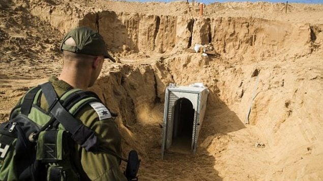 ضابط في الجيش الإسرائيلي ينظر إلى نفق الجهاد الإسلامي الفلسطيني المدمر، المؤدي من غزة إلى إسرائيل، قرب كيبوتس كيسوفيم جنوب إسرائيل في يناير / كانون الثاني 2018. (Jack Guez/AFP/POOL) ضابط في الجيش الإسرائيلي ينظر إلى نفق الجهاد الإسلامي الفلسطيني المدمر، المؤدي من غزة إلى إسرائيل، قرب كيبوتس كيسوفيم جنوب إسرائيل في يناير / كانون الثاني 2018. (Jack Guez/AFP/POOL)