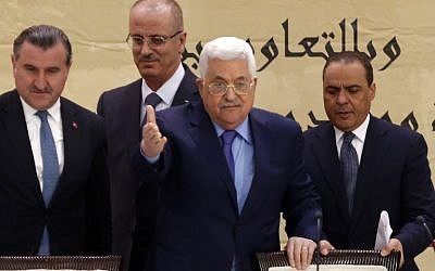 رئيس السلطة الفلسطينية محمود عباس (وسط الصورة) يشارك في مؤتمر ’مؤتمر القدس كعاصمة للشباب الإسلامي’ في مدينة رام الله في الضفة الغربية، 5 فبراير، 2018. (AFP PHOTO / ABBAS MOMANI) رئيس السلطة الفلسطينية محمود عباس (وسط الصورة) يشارك في مؤتمر ’مؤتمر القدس كعاصمة للشباب الإسلامي’ في مدينة رام الله في الضفة الغربية، 5 فبراير، 2018. (AFP PHOTO / ABBAS MOMANI)