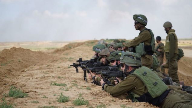 جنود إسرائيليون يستعدون لمظاهرة فلسطينية حاشدة في غزة ولاحتمال محاولة عدد من المتظاهرين اختراق السياج الأمني في 30 مارس، 2018. (الجيش الإسرائيلي)