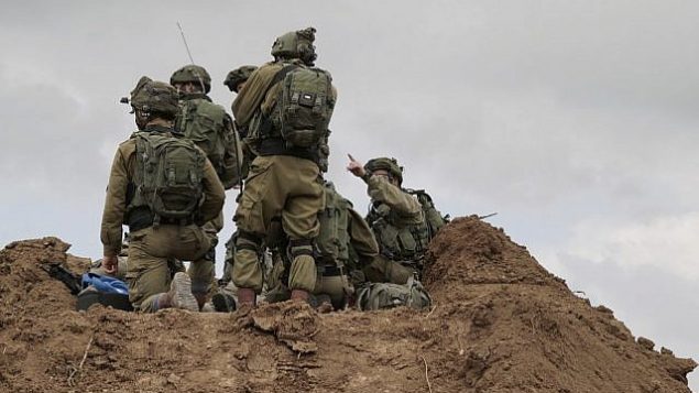قناصة إسرائيليون يستعدون لمظاهرات حاشدة من قبل الفلسطينيين في غزة واحتمال قيام متظاهريتن بمحاولة اختراق السياج الحدودي في 30 مارس، 2018. (الجيش الإسرائيلي) قناصة إسرائيليون يستعدون لمظاهرات حاشدة من قبل الفلسطينيين في غزة واحتمال قيام متظاهريتن بمحاولة اختراق السياج الحدودي في 30 مارس، 2018. (الجيش الإسرائيلي)