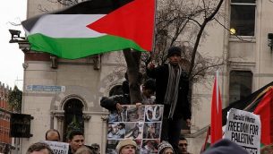 المتظاهرون في دبلن في ايرلندا يحتجون على العمليات العسكرية الإسرائيلية في غزة في أوائل عام 2009. (CC BY / albertw via Flickr.com)