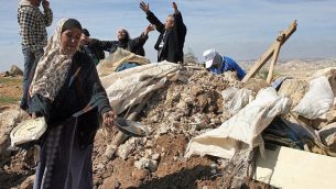 توضيحية: فلسطينيون يحاولون استخراج أغراضهم من حطام منزل بعد قيام جرافات الجيش الإسرائيلية بتدميره بالقرب من قرية سوسيا في الضفة الغربية في عام 2011. (Najeh Hashlamoun/Flash90)